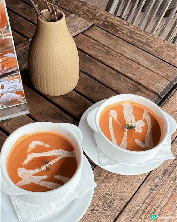 夜晚去坐露台,佈滿燈串連中環夜景,景色優美