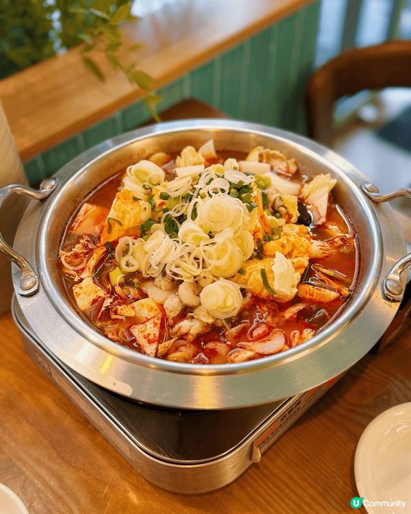 餐廳位於炮台山，湖水綠色牆身、綠植裝飾嘅佈置感覺幾小清新