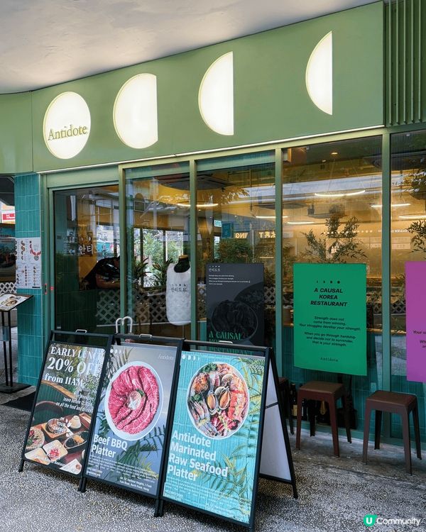 餐廳位於炮台山，湖水綠色牆身、綠植裝飾嘅佈置感覺幾小清新