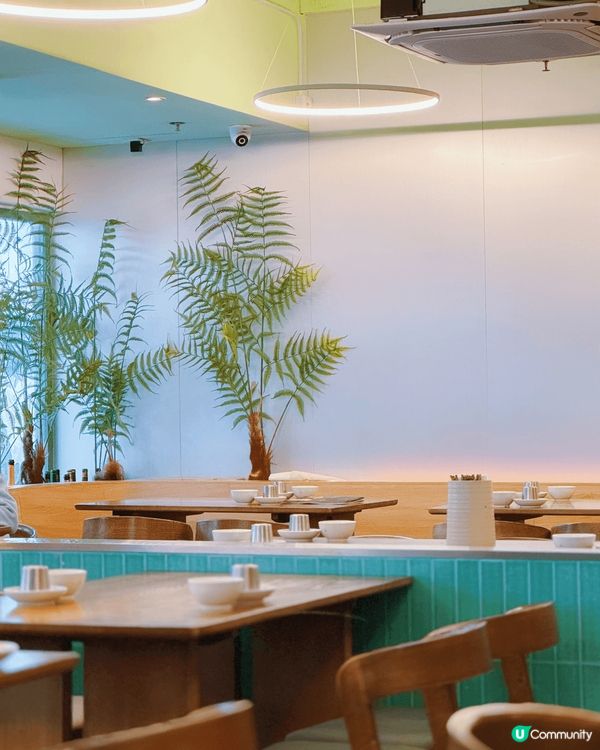 餐廳位於炮台山，湖水綠色牆身、綠植裝飾嘅佈置感覺幾小清新