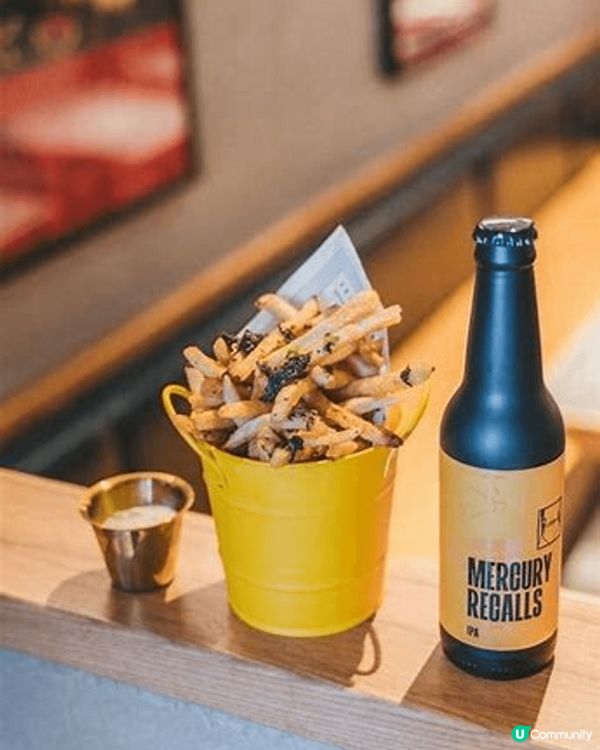 「Mercury Recalls」係一間黑膠主題音樂餐廳，日...