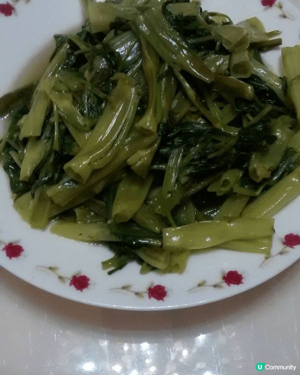 平日在家煮家常菜，煎雞翼，炒通菜，魚蛋，簡單易整又美味。