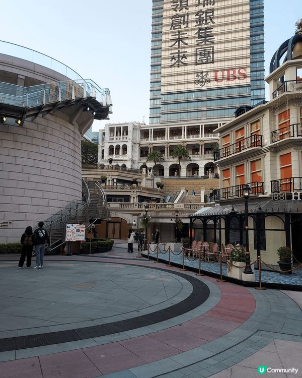 今天約了朋友在港威商埸星巴克飲咖啡下午經過1881見到水池已...