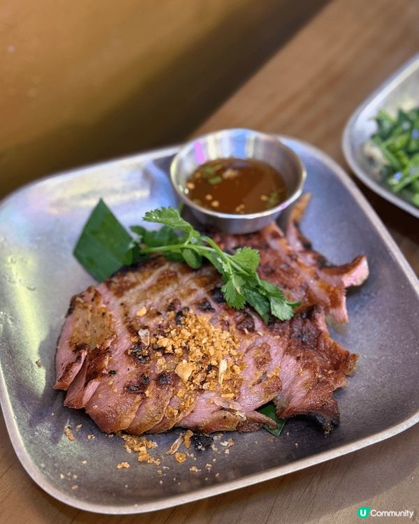 旺角新開張的泰國菜餐廳，餐廳的裝潢很地道，像是身處泰國街邊的...