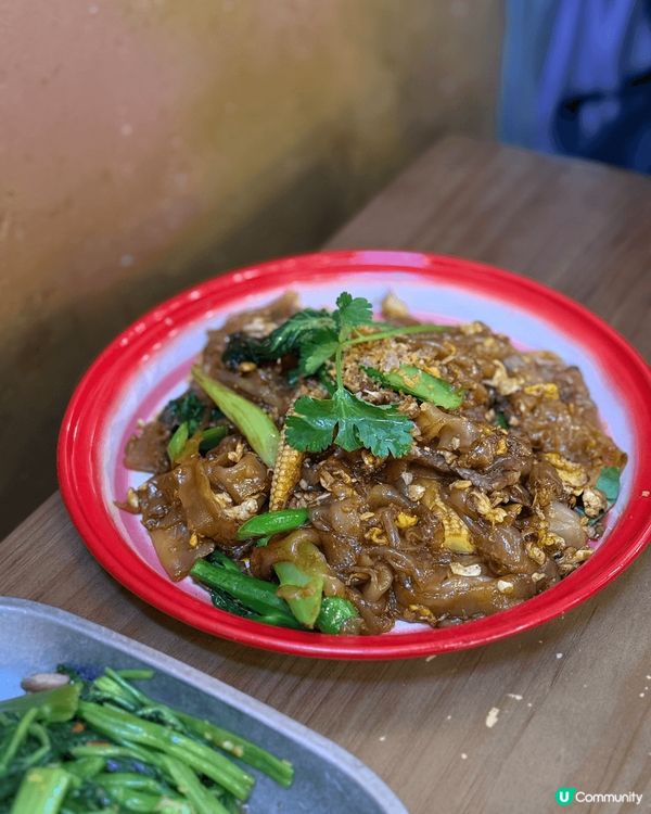 旺角新開張的泰國菜餐廳，餐廳的裝潢很地道，像是身處泰國街邊的...