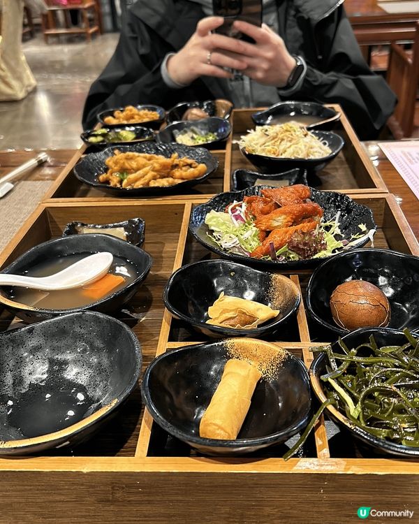 新年前夕吃了一些美食，例如Jolibee、素食套餐、自己買雞...