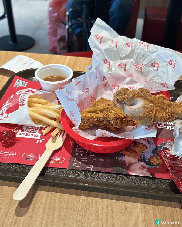 新年前夕吃了一些美食，例如Jolibee、素食套餐、自己買雞...