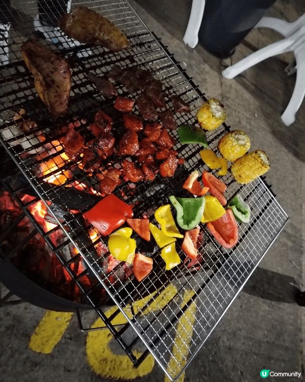 三張分別攝於不同深圳餐廳，包括中國漢堡，極有韓國風味的戶外烤...