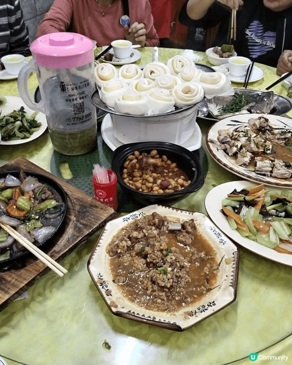 三張分別攝於不同深圳餐廳，包括中國漢堡，極有韓國風味的戶外烤...