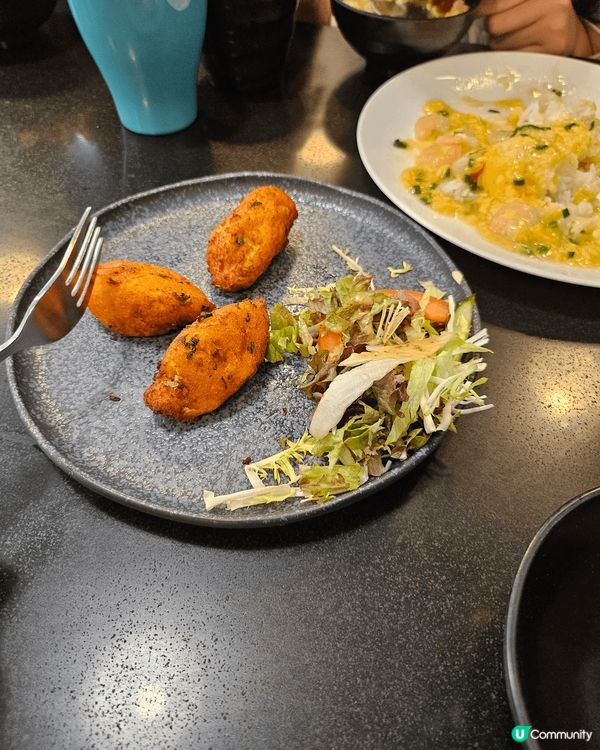 我同家人去澳門綜合大樓熟食檔試食不同美食，有牛雜、煲仔飯（即...