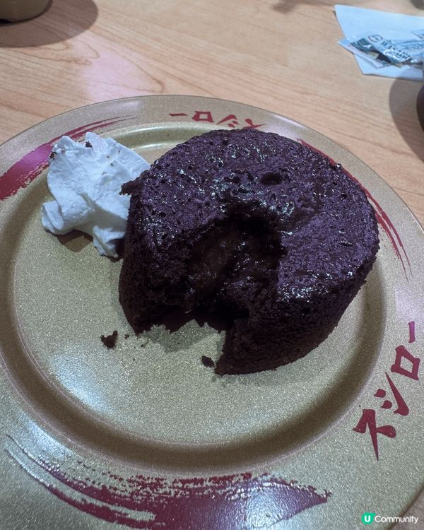 臨近新年，呢間壽司店無左開心果蛋糕，但出現朱古力心太軟，好適...