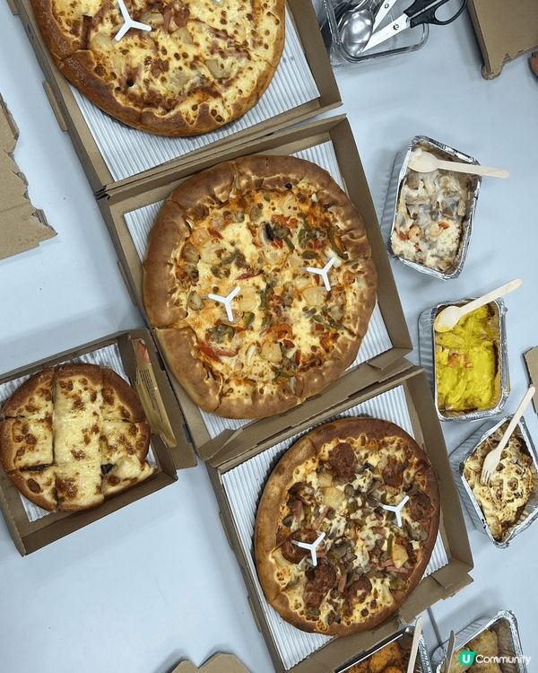 推薦叉燒披薩、蝦餃披薩和香菇披薩，融合點心風味，口感獨特美味...