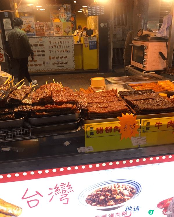 廟街有攪美食街，有人氣澳門豬肉乾，即燒$25超底，土耳其咖啡...