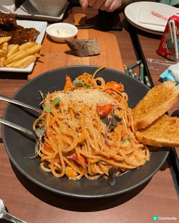 Outback 嘅ribs 同薯條，龍蝦汁意大利粉加蒜蓉包，...