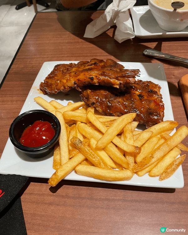 Outback 嘅ribs 同薯條，龍蝦汁意大利粉加蒜蓉包，...