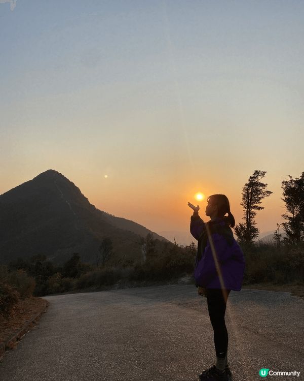 這是我在香港吃的美食和運動的山，第一張相是針山，而第二張相食...