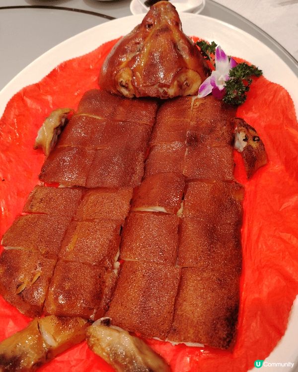 在黃埔＜聚豪軒＞吃團年飯。乳豬皮鬆脆，螚肉甜美，翅的食材豐富...