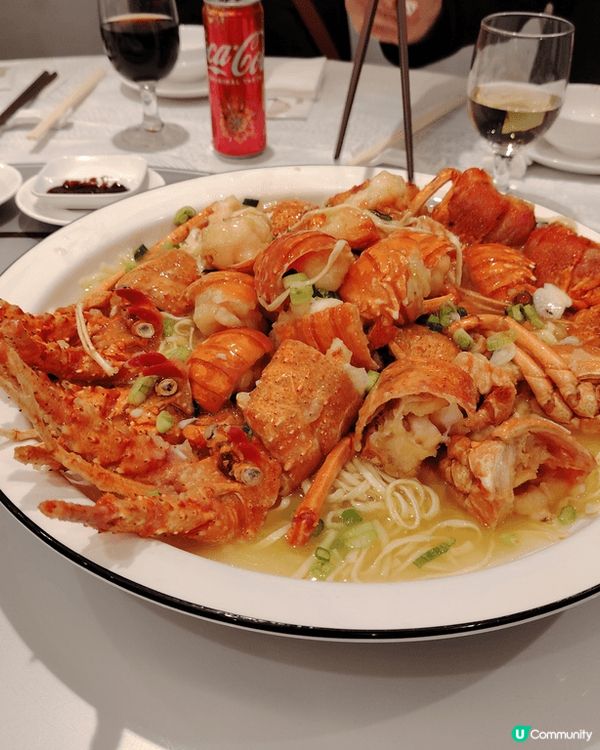 在黃埔＜聚豪軒＞吃團年飯。乳豬皮鬆脆，螚肉甜美，翅的食材豐富...