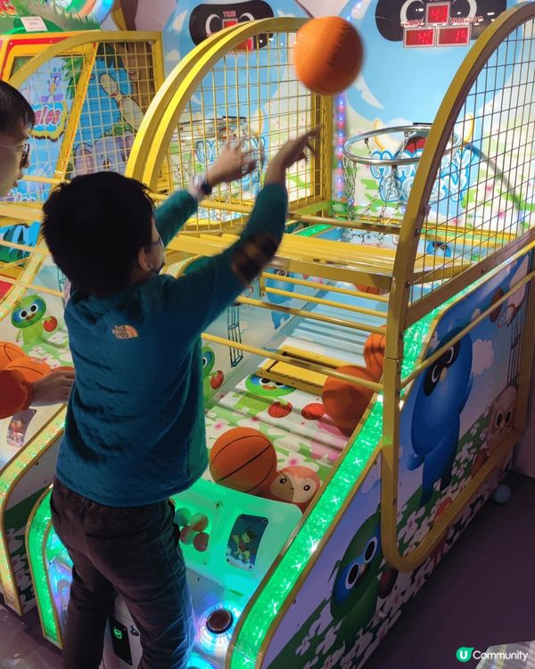 百田遊園，一個價錢遊戲任玩，包括揸車仔、籃球機、跳舞機同其他...