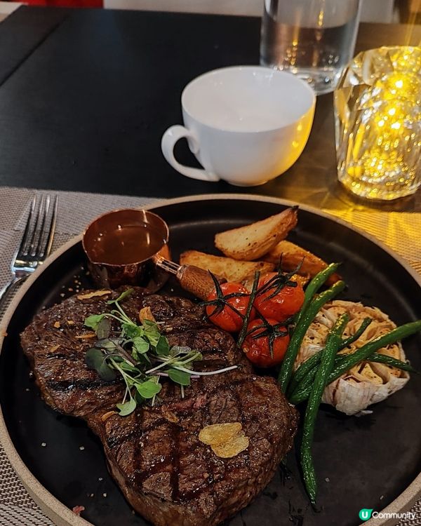 朋友生日🎂，揀咗呢間LabEat食西餐，一踏進餐廳就feel...