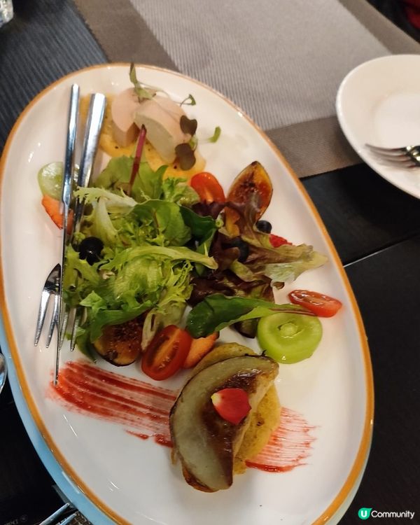 朋友生日🎂，揀咗呢間LabEat食西餐，一踏進餐廳就feel...