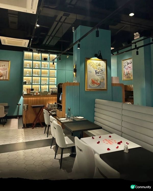 朋友生日🎂，揀咗呢間LabEat食西餐，一踏進餐廳就feel...