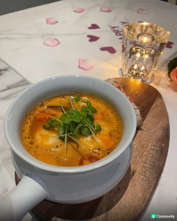 朋友生日🎂，揀咗呢間LabEat食西餐，一踏進餐廳就feel...