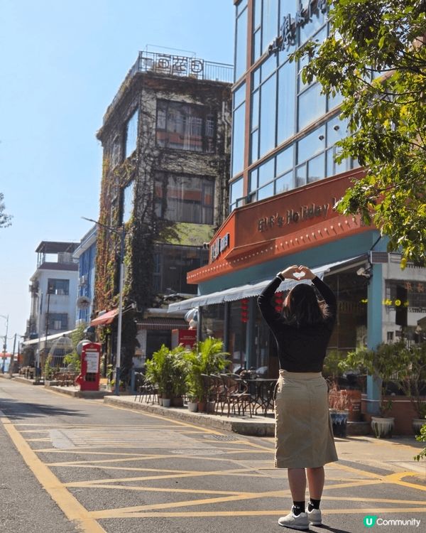 沒想過深圳都有小火車，極似釜山小火車🤩背景係無盡的天使灣，白...