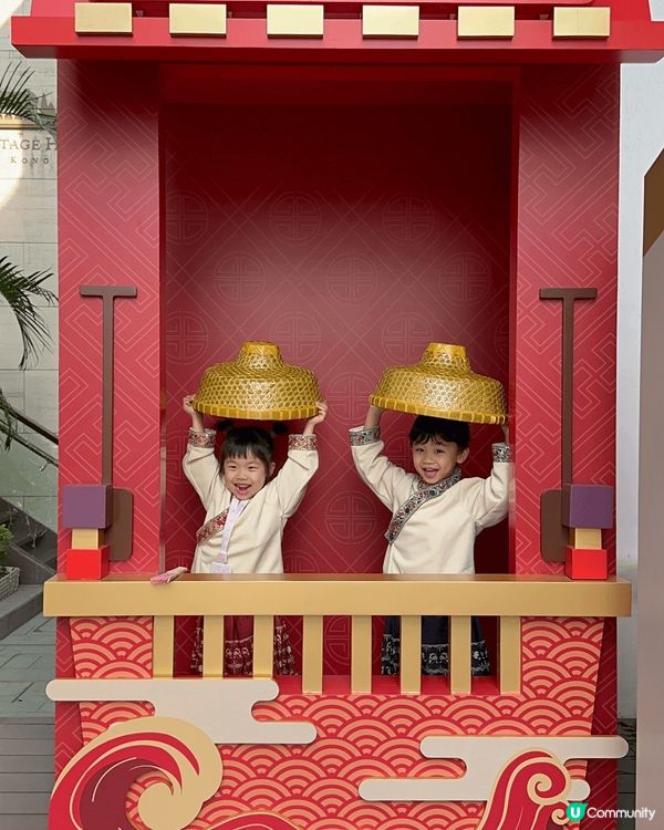 上面是各地的旅遊景點有泰國的小馬爾代夫，香港迪士尼樂園，和大...