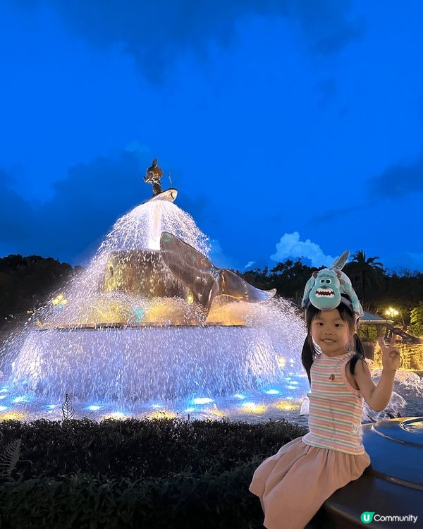 上面是各地的旅遊景點有泰國的小馬爾代夫，香港迪士尼樂園，和大...