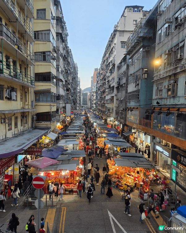 日與夜的花園街花墟美景，到處熙來攘往，好不熱鬧，站在中央，感...