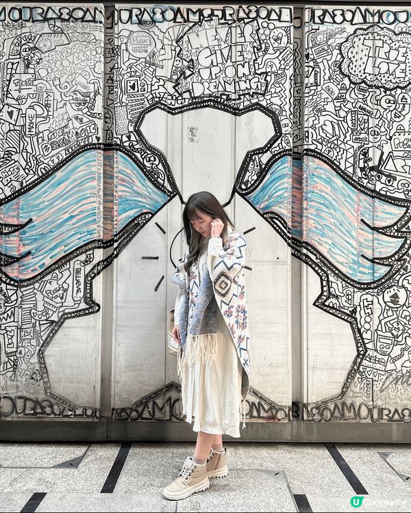 銅鑼灣百德新街附近嘅厚誠街小巷，牆壁上有好多塗鴉藝術畫，路過...