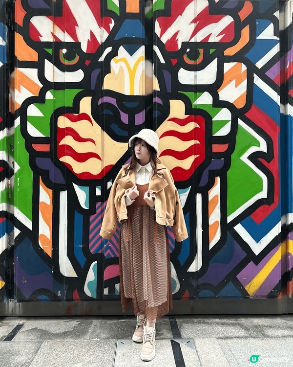 銅鑼灣百德新街附近嘅厚誠街小巷，牆壁上有好多塗鴉藝術畫，路過...