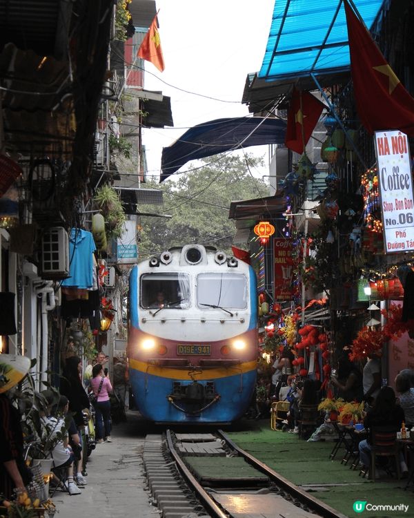 分別在倒數時尖沙咀海旁，河內的火車街，和機場的隨意拍