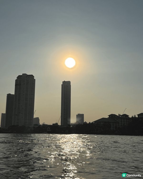 五幅圖片展現泰國城市多元魅力:寬敞舒適的室外泳池,高聳入雲的...