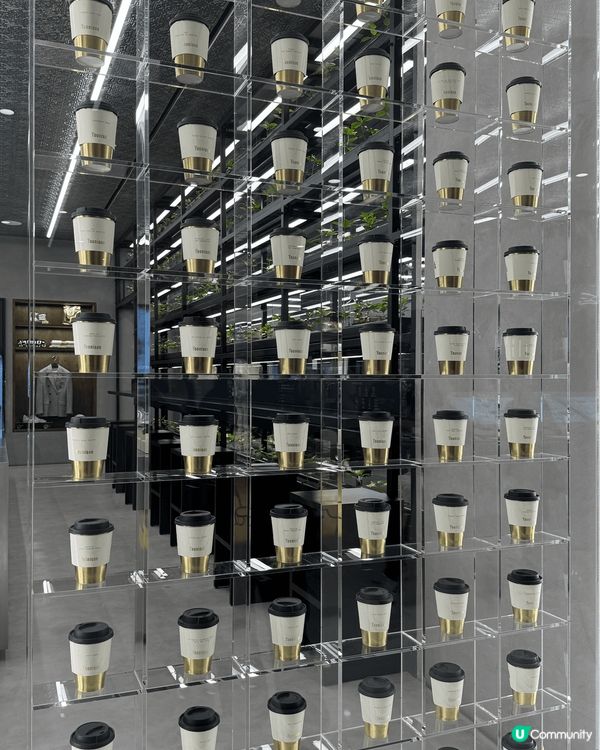 五幅圖片展現泰國城市多元魅力:寬敞舒適的室外泳池,高聳入雲的...