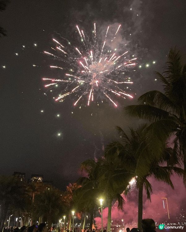 1) 自駕港車北上, 在塞車途中發現天空很藍, 沿途風景也很...