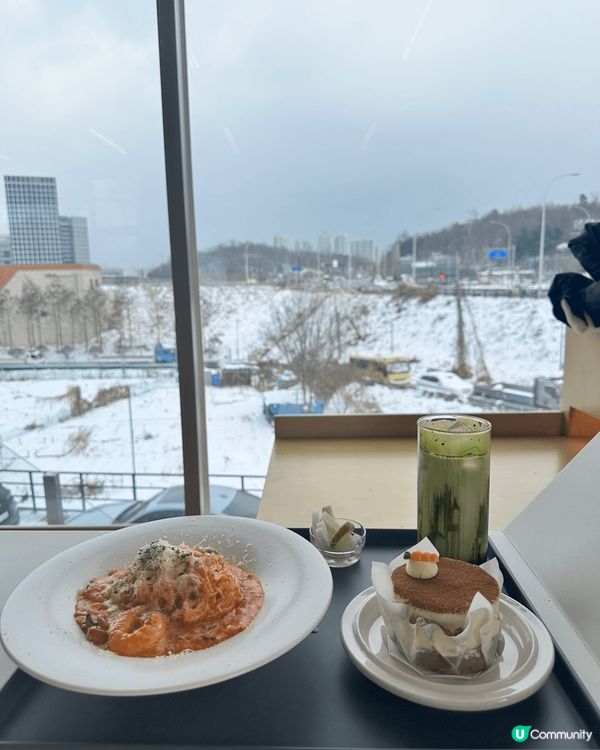 📍打卡首爾穩世咖啡館，在風雪中感受到了無比的溫暖與寧靜🤍❄️...