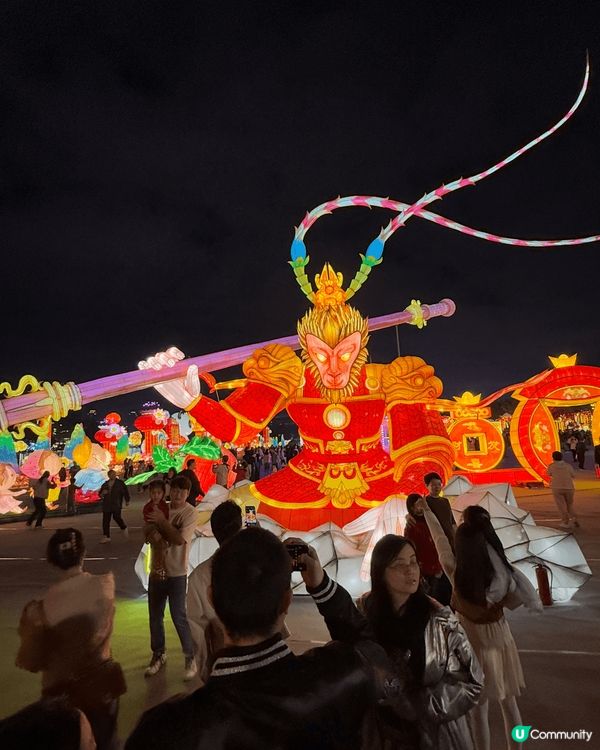 深圳歡樂海岸的2025大灣區超級燈會非常吸晴，未到入口已有卡...