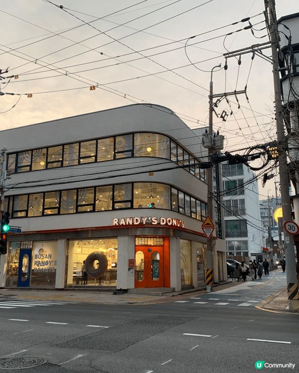 今次去咗釜山Randy’s Donuts  呢間係美國加州出...