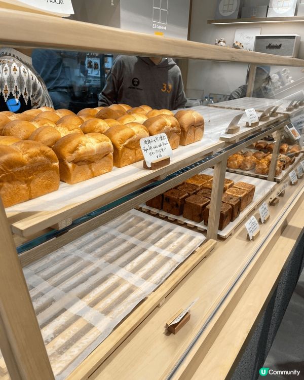 唐詩詠開設嘅吐司專門店「33 cubread」正式開業，迅速...