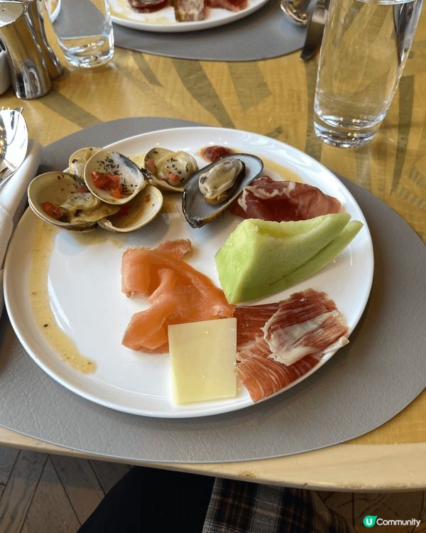 四季酒店午市自助餐甜品好出色，有啲食落好驚喜！甜品冇伏！開心...