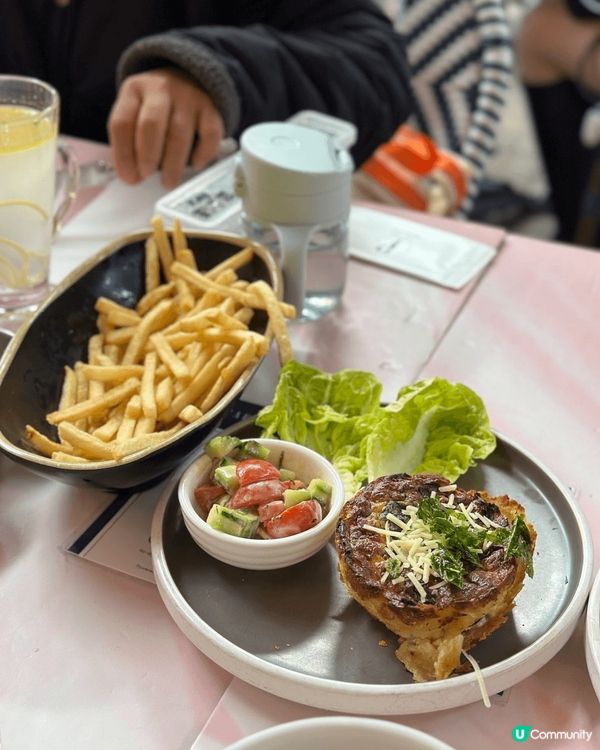 大館內的餐廳多不勝數，巴黎咖啡廰風格的Café Claude...