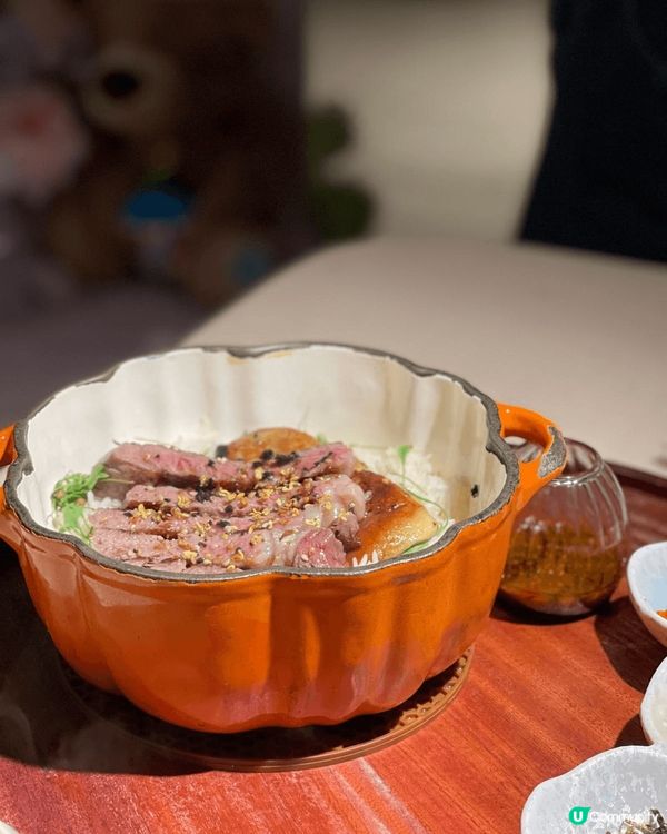 這家餐廳的飲品和食物都非常精緻，色彩豐富，視覺效果極佳。牛肉...