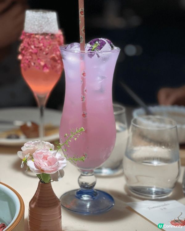 這家餐廳的飲品和食物都非常精緻，色彩豐富，視覺效果極佳。牛肉...