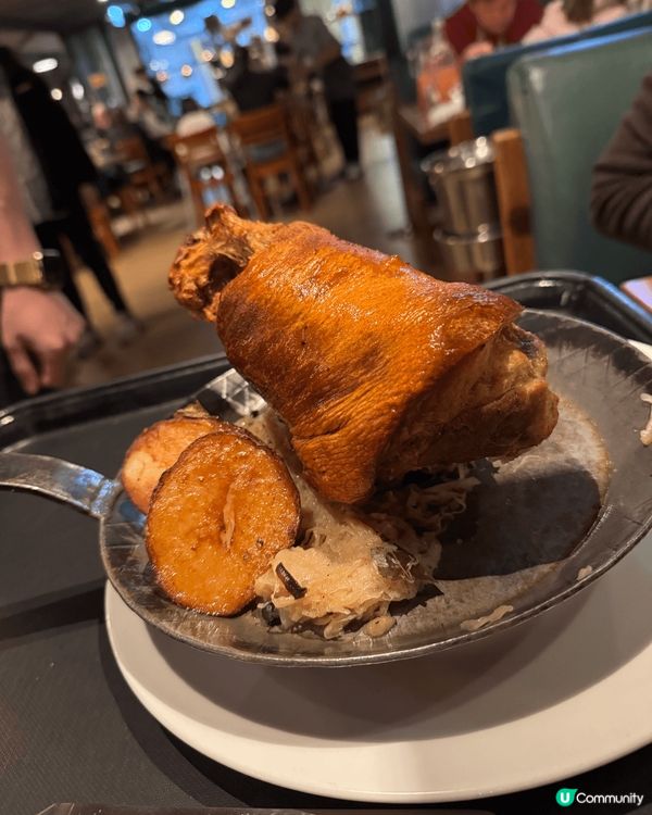 餐廳位於元朗朗屏，對於揸車的朋友比較方便，但就不遠處也有輕鐵...