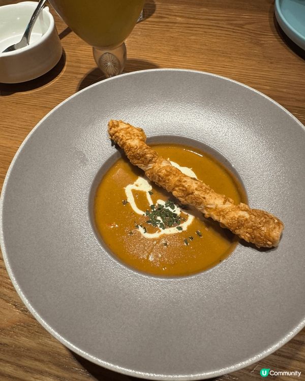 餐廳位於元朗朗屏，對於揸車的朋友比較方便，但就不遠處也有輕鐵...