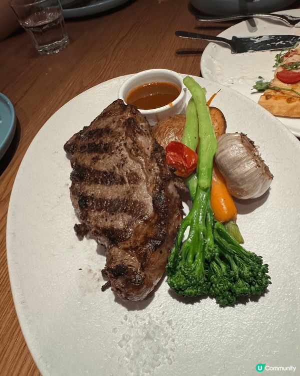 餐廳位於元朗朗屏，對於揸車的朋友比較方便，但就不遠處也有輕鐵...