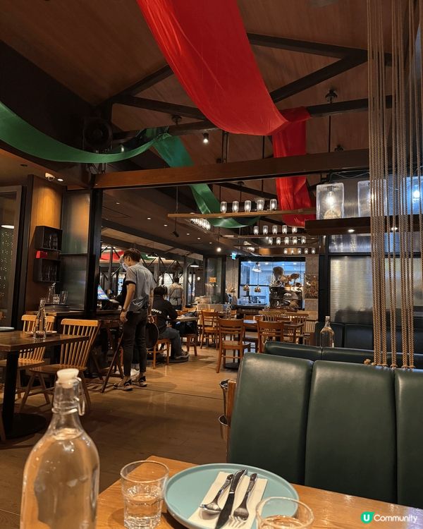 餐廳位於元朗朗屏，對於揸車的朋友比較方便，但就不遠處也有輕鐵...