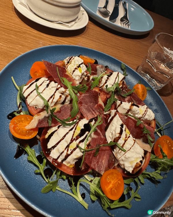 餐廳位於元朗朗屏，對於揸車的朋友比較方便，但就不遠處也有輕鐵...